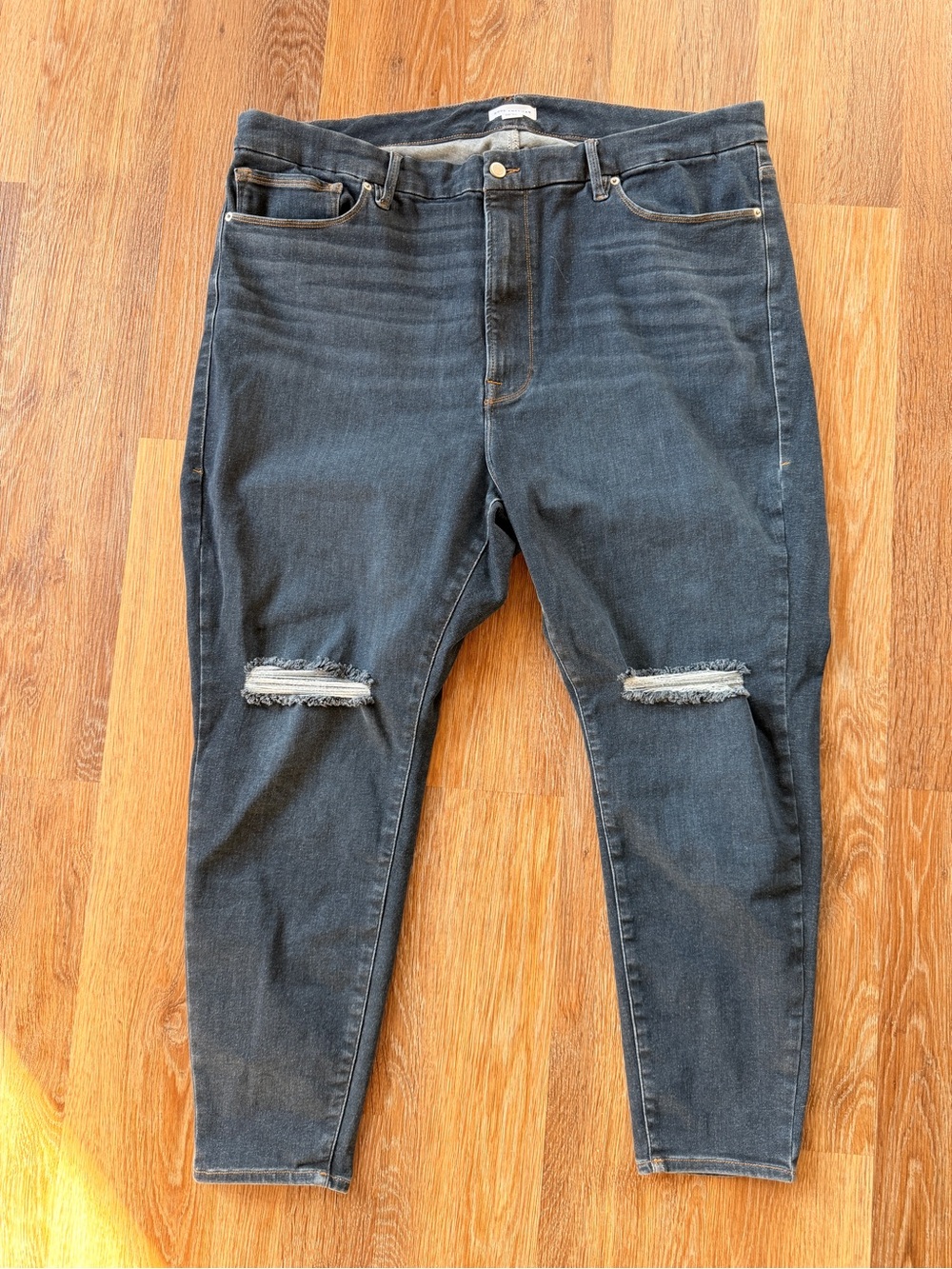 Good American Women's PLUS SIZED Skinny Jeans — Washed Black with Knee Rips